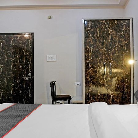Townhouse Navneeta Grand Hotell Kakarmatha Exteriör bild
