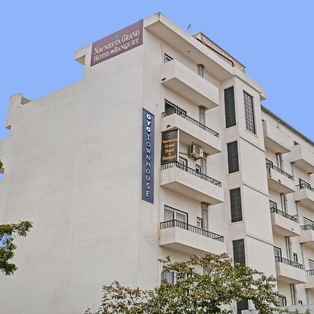 Townhouse Navneeta Grand Hotell Kakarmatha Exteriör bild