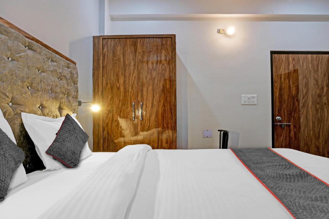Townhouse Navneeta Grand Hotell Kakarmatha Exteriör bild