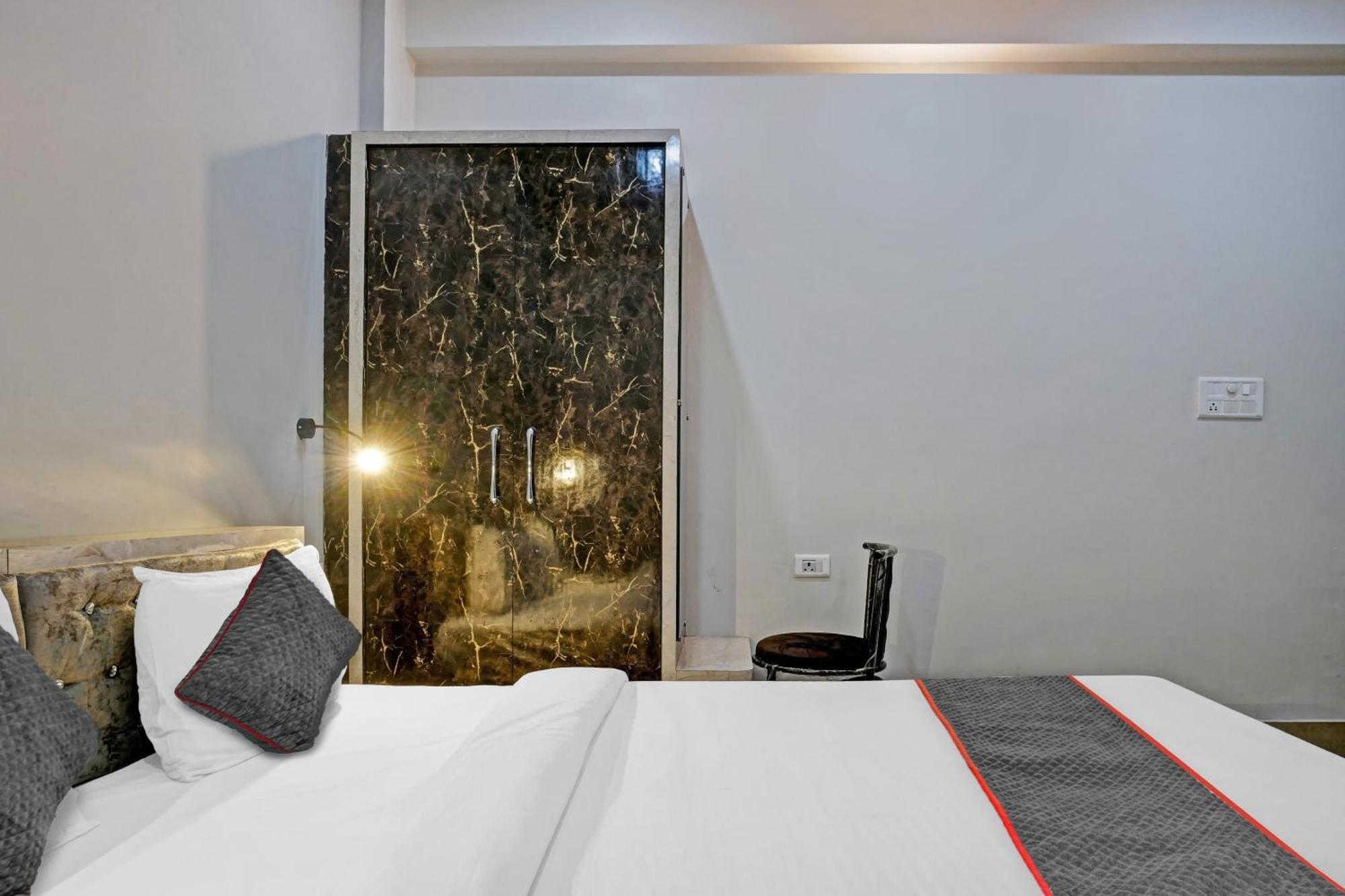 Townhouse Navneeta Grand Hotell Kakarmatha Exteriör bild