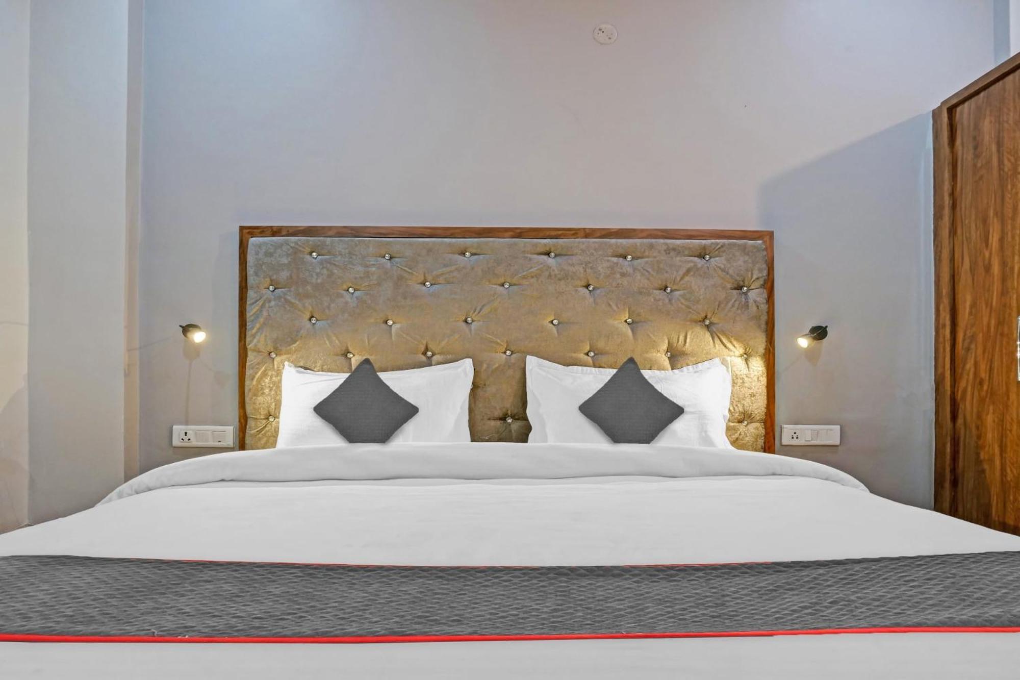 Townhouse Navneeta Grand Hotell Kakarmatha Exteriör bild