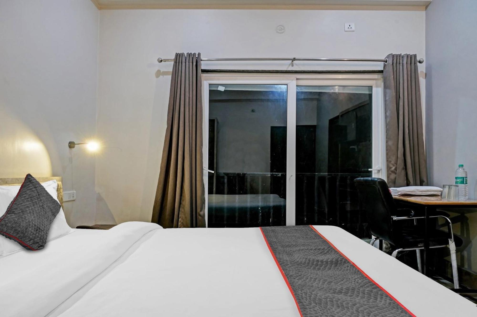 Townhouse Navneeta Grand Hotell Kakarmatha Exteriör bild
