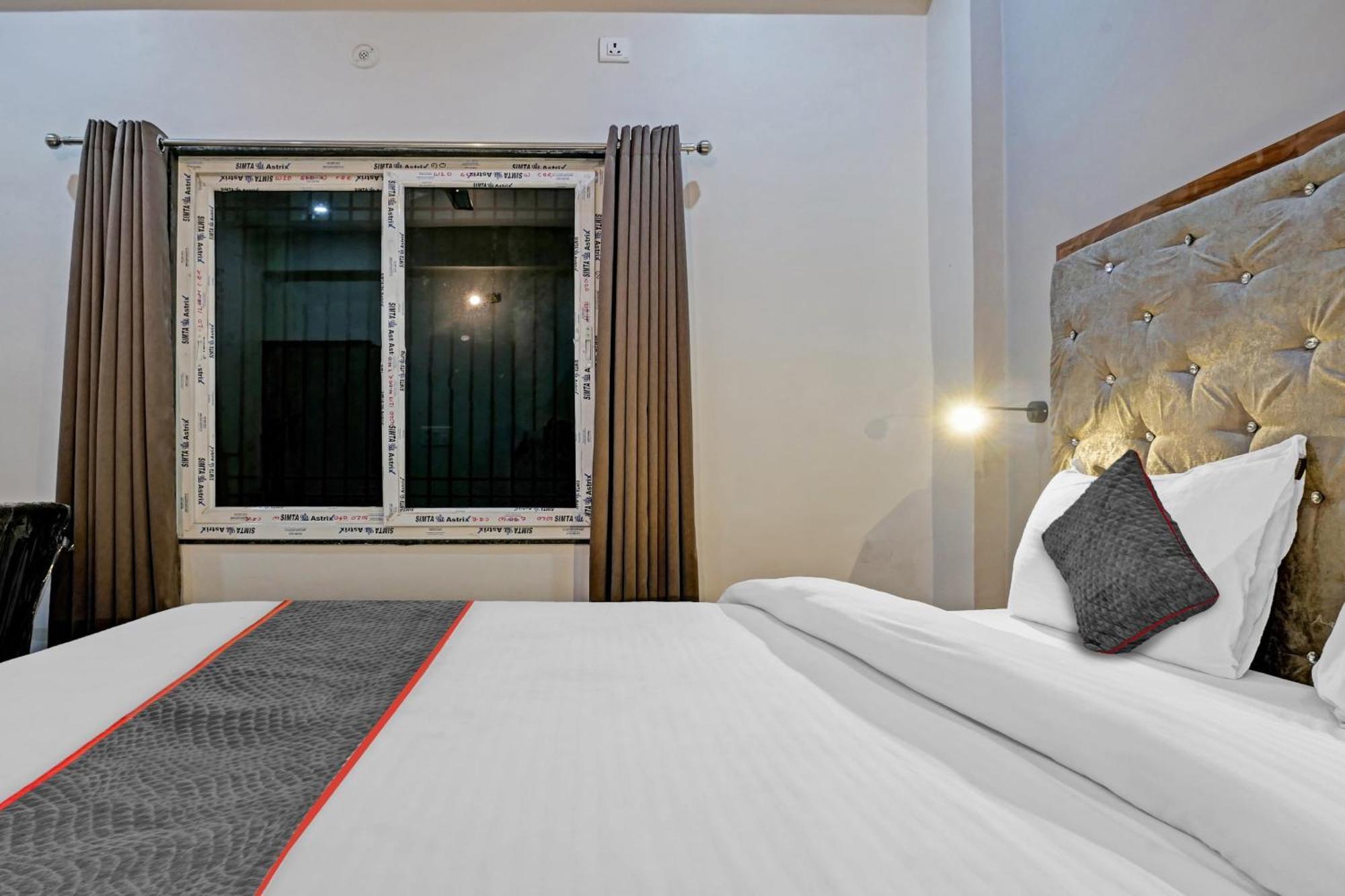 Townhouse Navneeta Grand Hotell Kakarmatha Exteriör bild