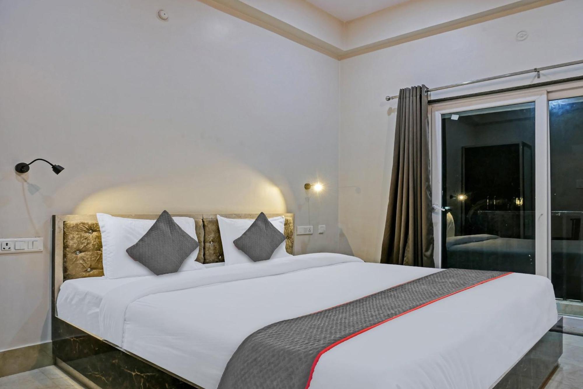 Townhouse Navneeta Grand Hotell Kakarmatha Exteriör bild