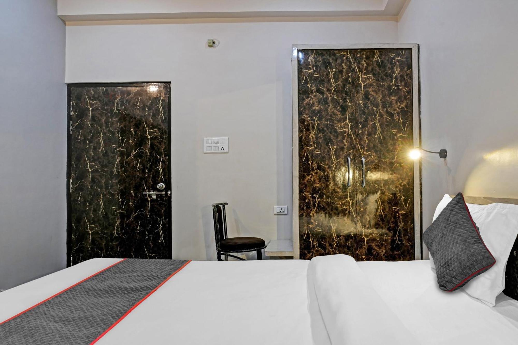Townhouse Navneeta Grand Hotell Kakarmatha Exteriör bild