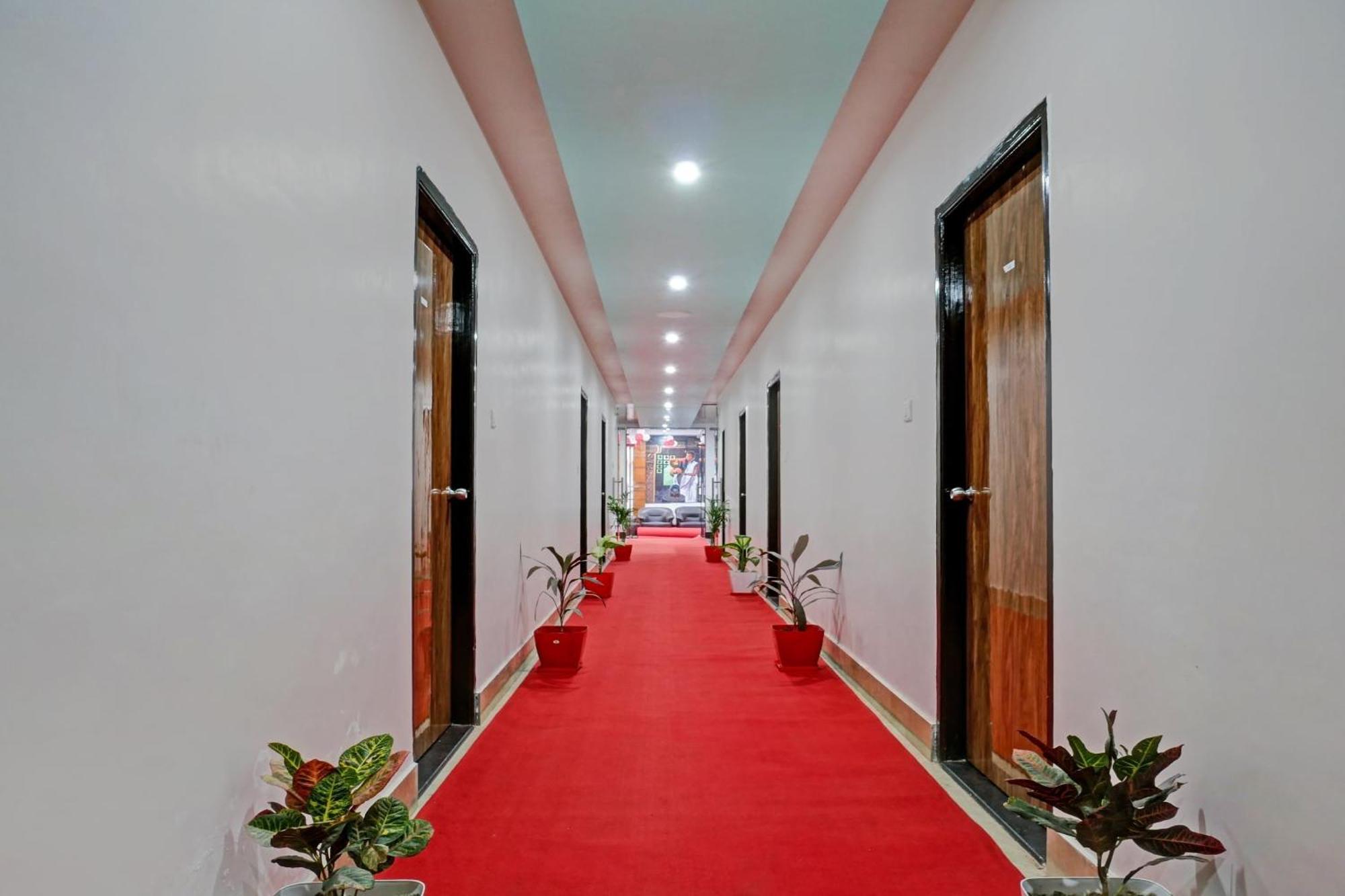 Townhouse Navneeta Grand Hotell Kakarmatha Exteriör bild