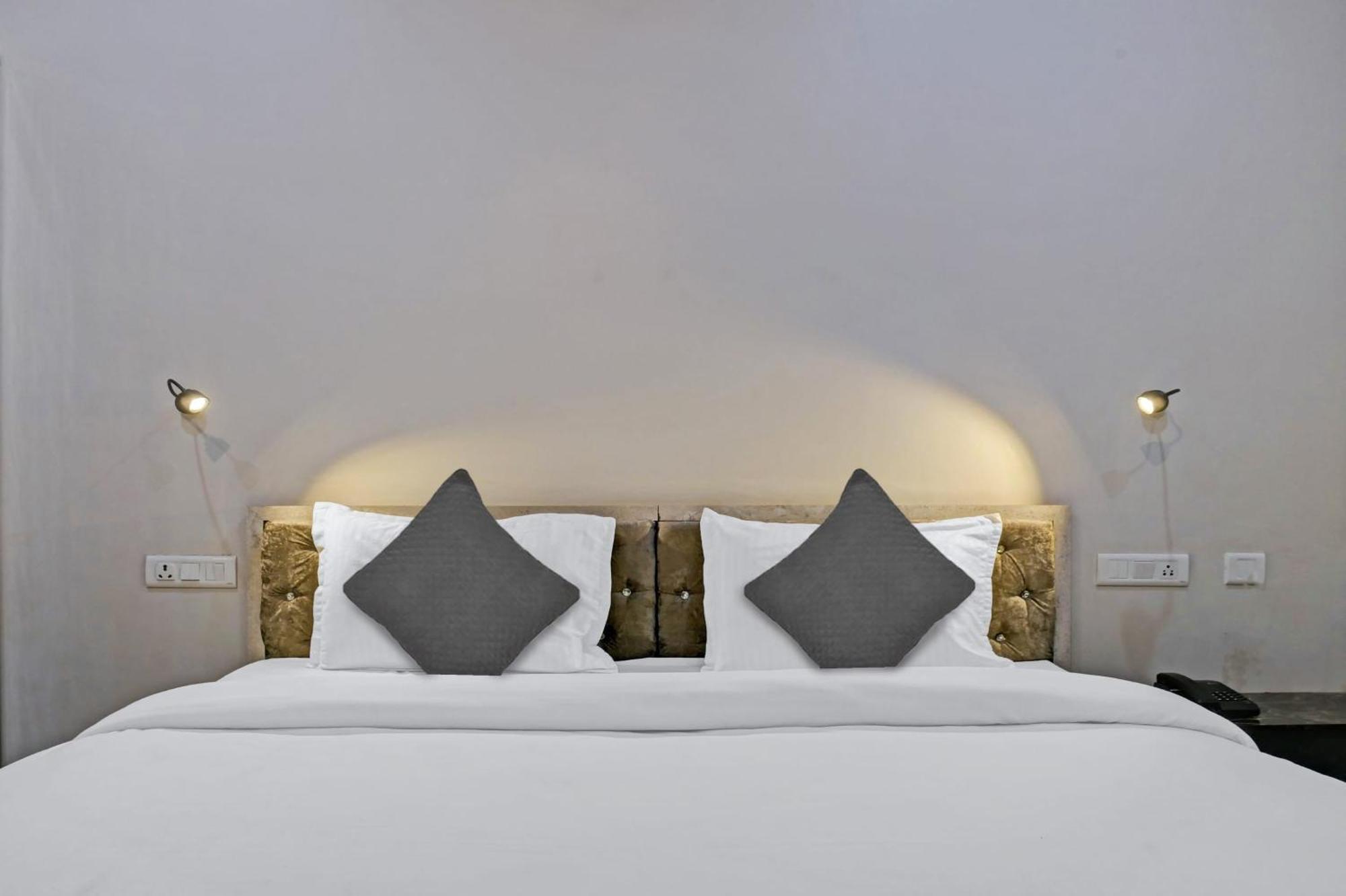 Townhouse Navneeta Grand Hotell Kakarmatha Exteriör bild