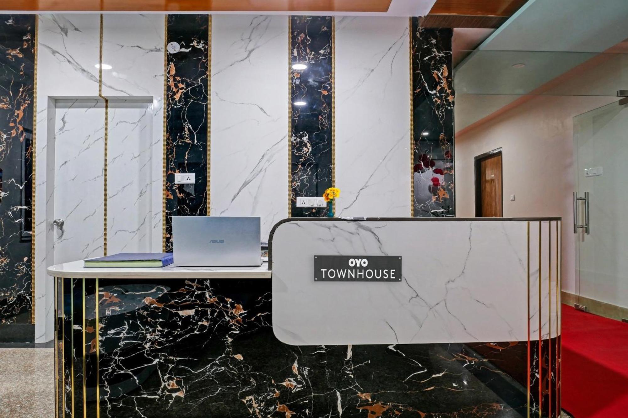 Townhouse Navneeta Grand Hotell Kakarmatha Exteriör bild