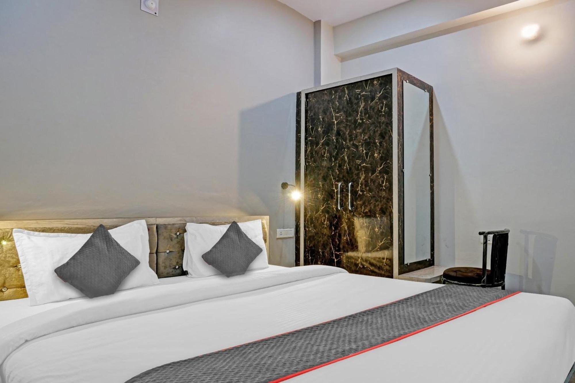 Townhouse Navneeta Grand Hotell Kakarmatha Exteriör bild