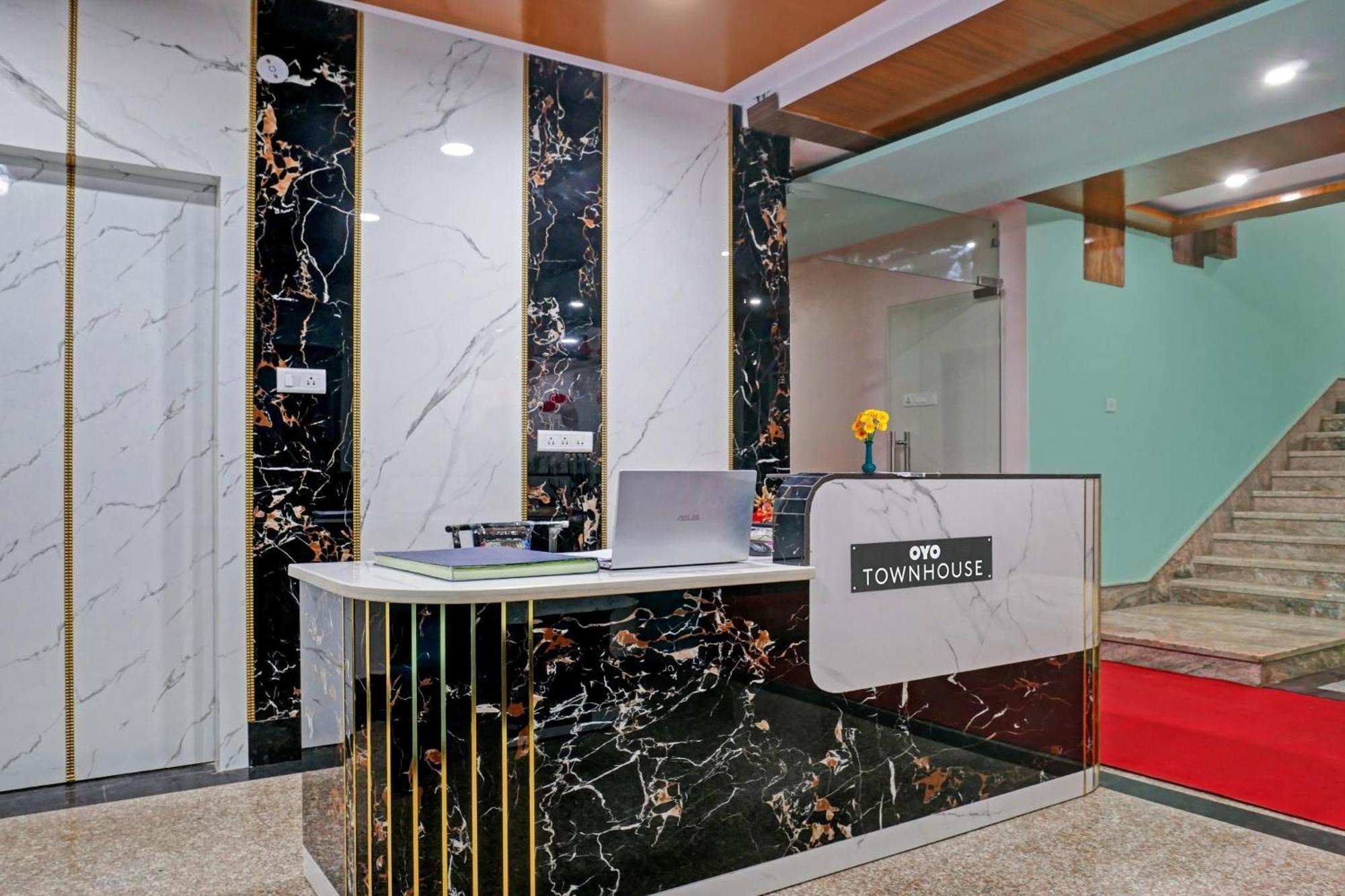 Townhouse Navneeta Grand Hotell Kakarmatha Exteriör bild