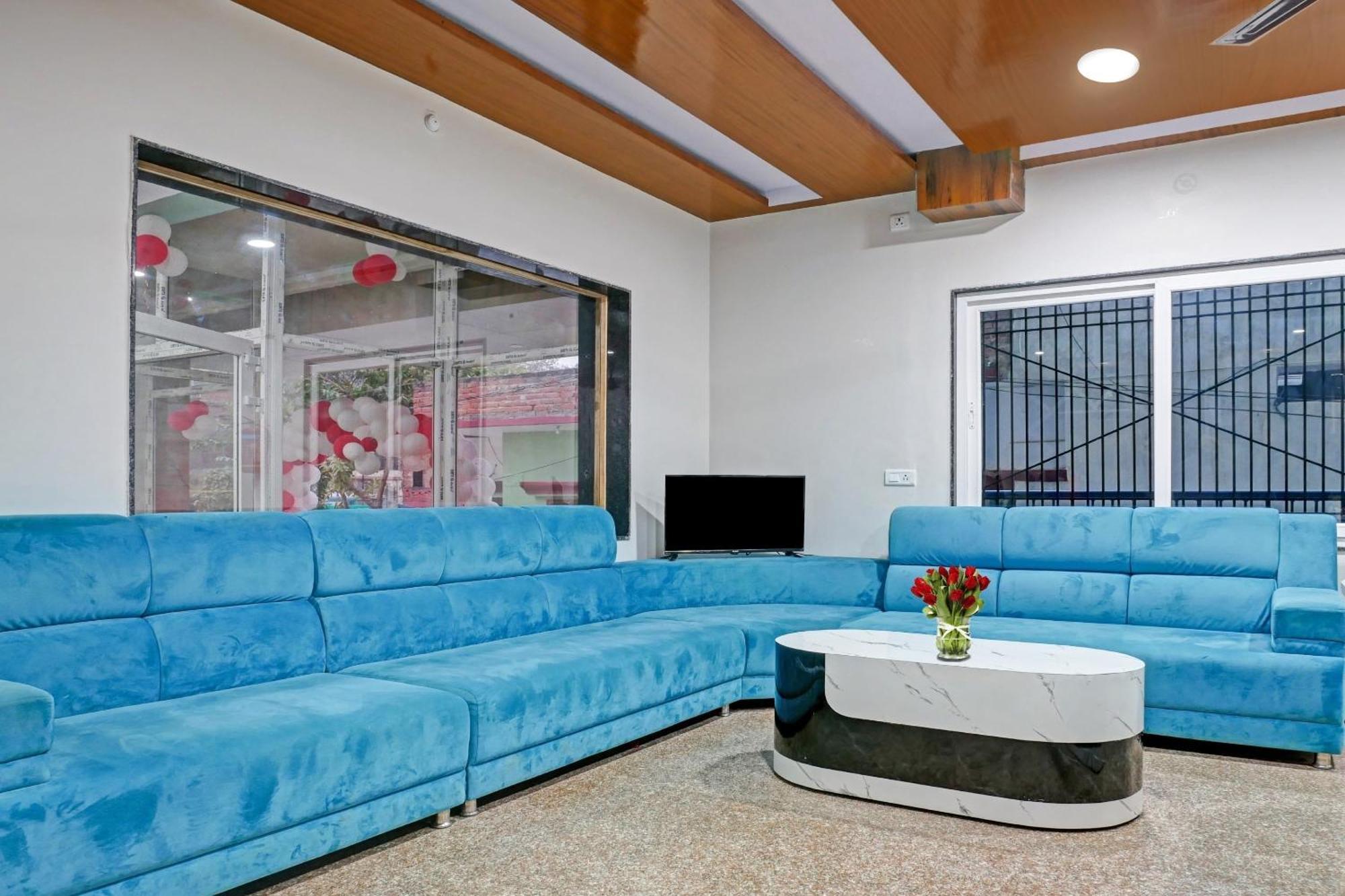 Townhouse Navneeta Grand Hotell Kakarmatha Exteriör bild