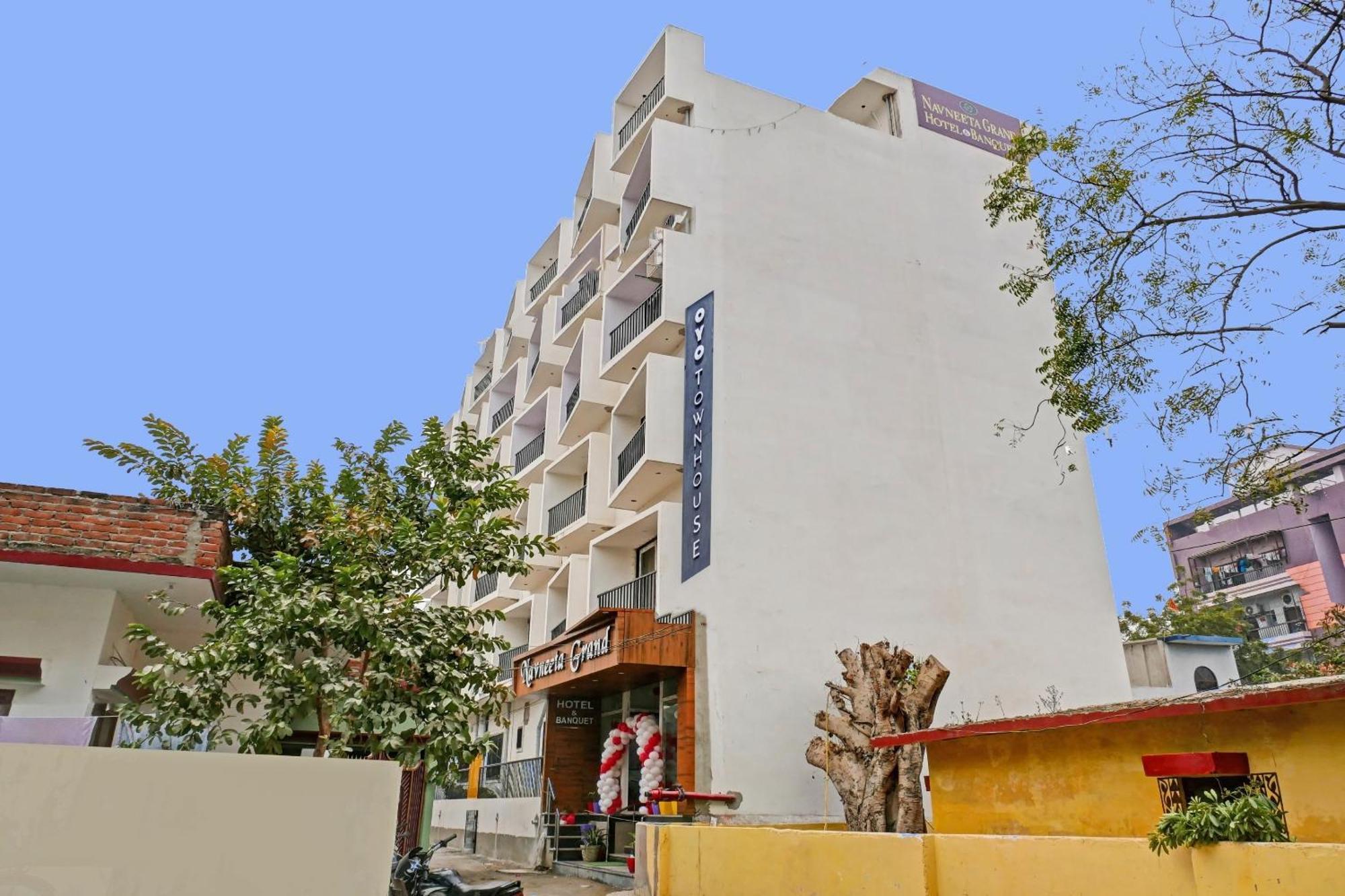 Townhouse Navneeta Grand Hotell Kakarmatha Exteriör bild