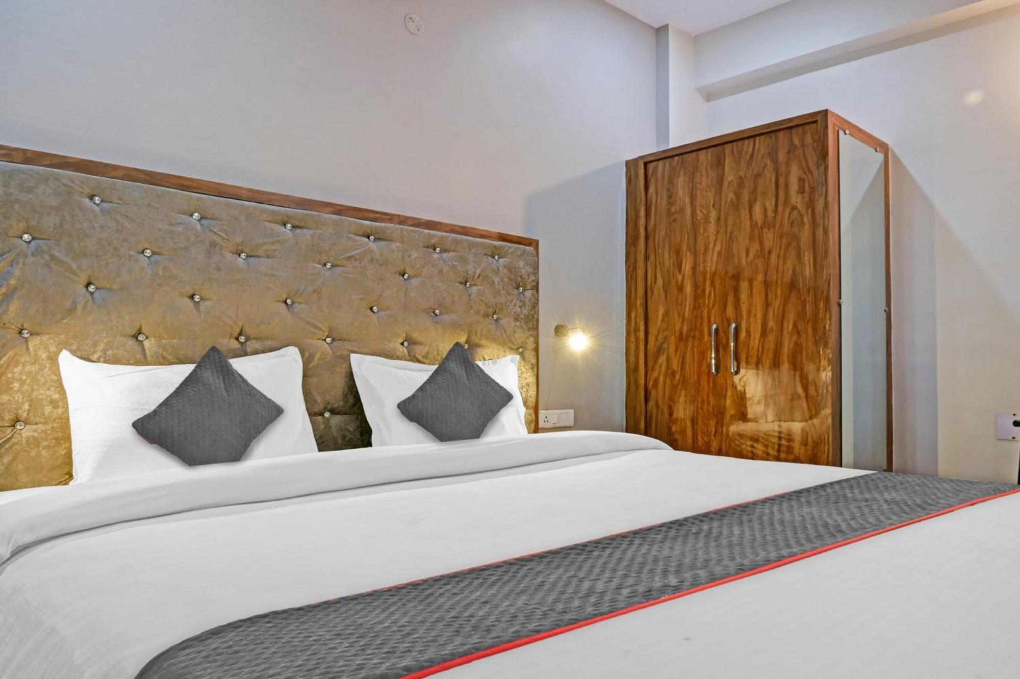 Townhouse Navneeta Grand Hotell Kakarmatha Exteriör bild