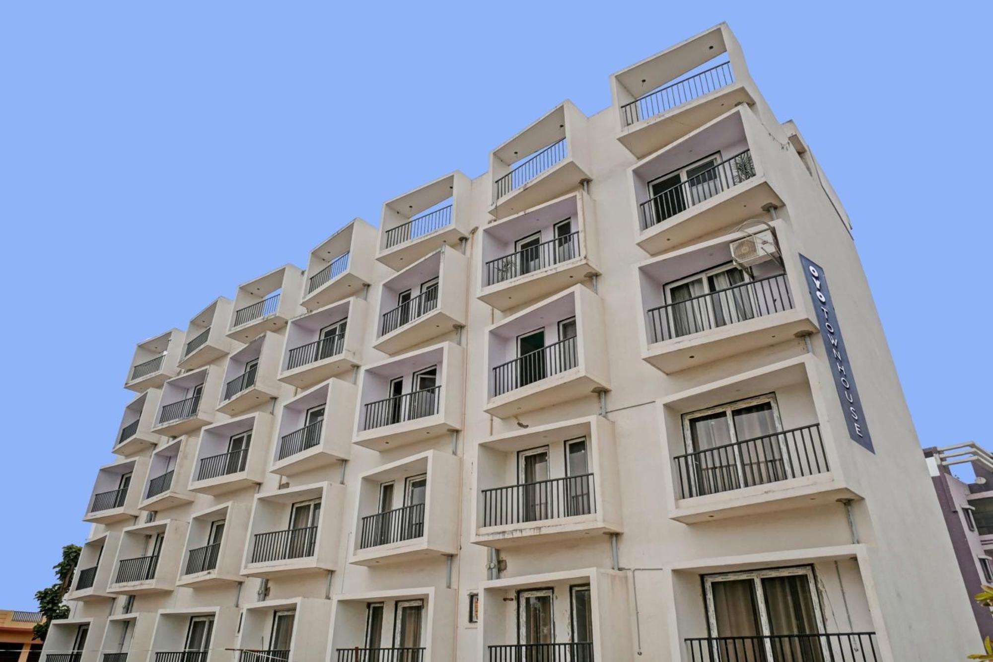 Townhouse Navneeta Grand Hotell Kakarmatha Exteriör bild