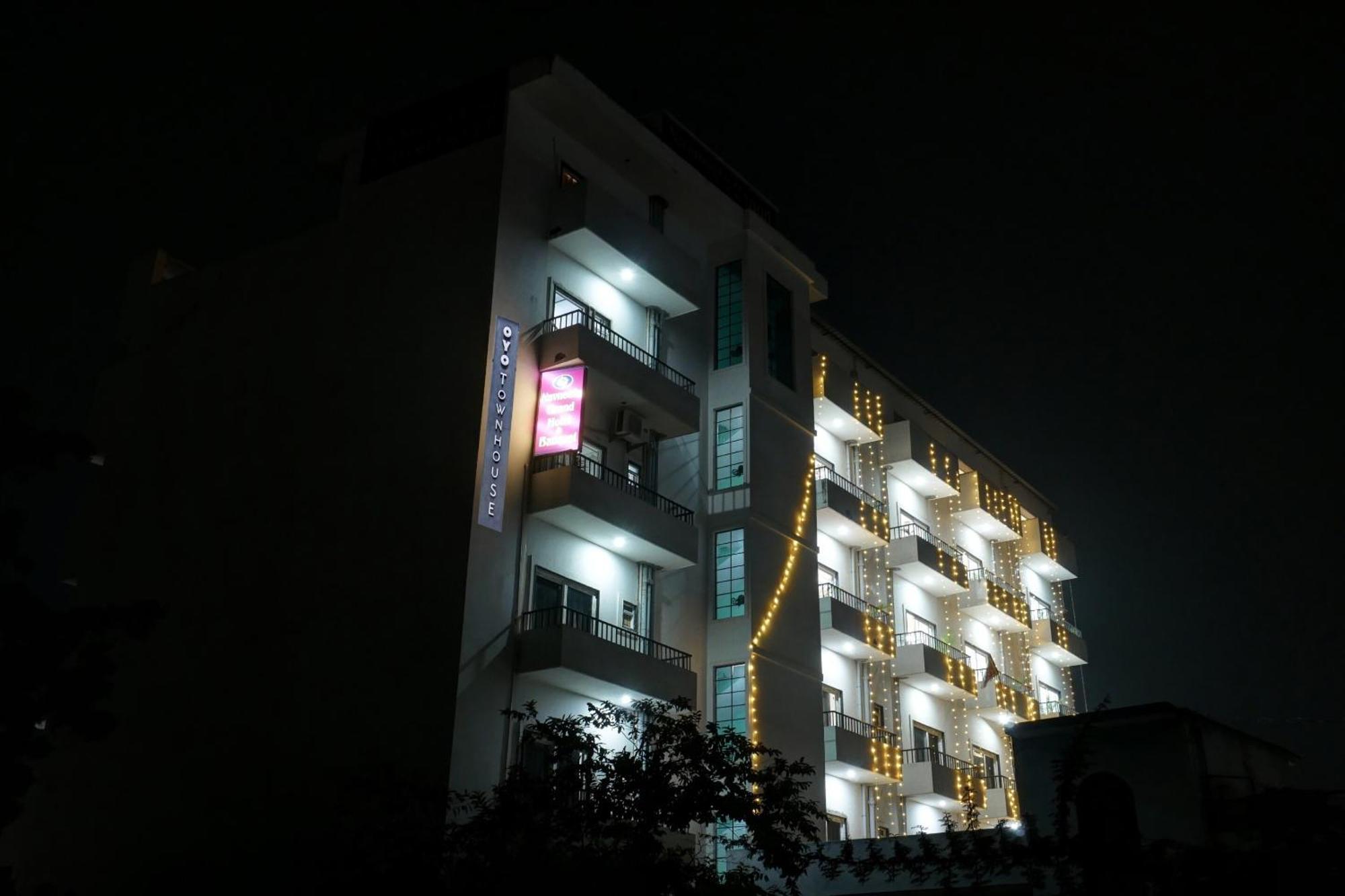 Townhouse Navneeta Grand Hotell Kakarmatha Exteriör bild