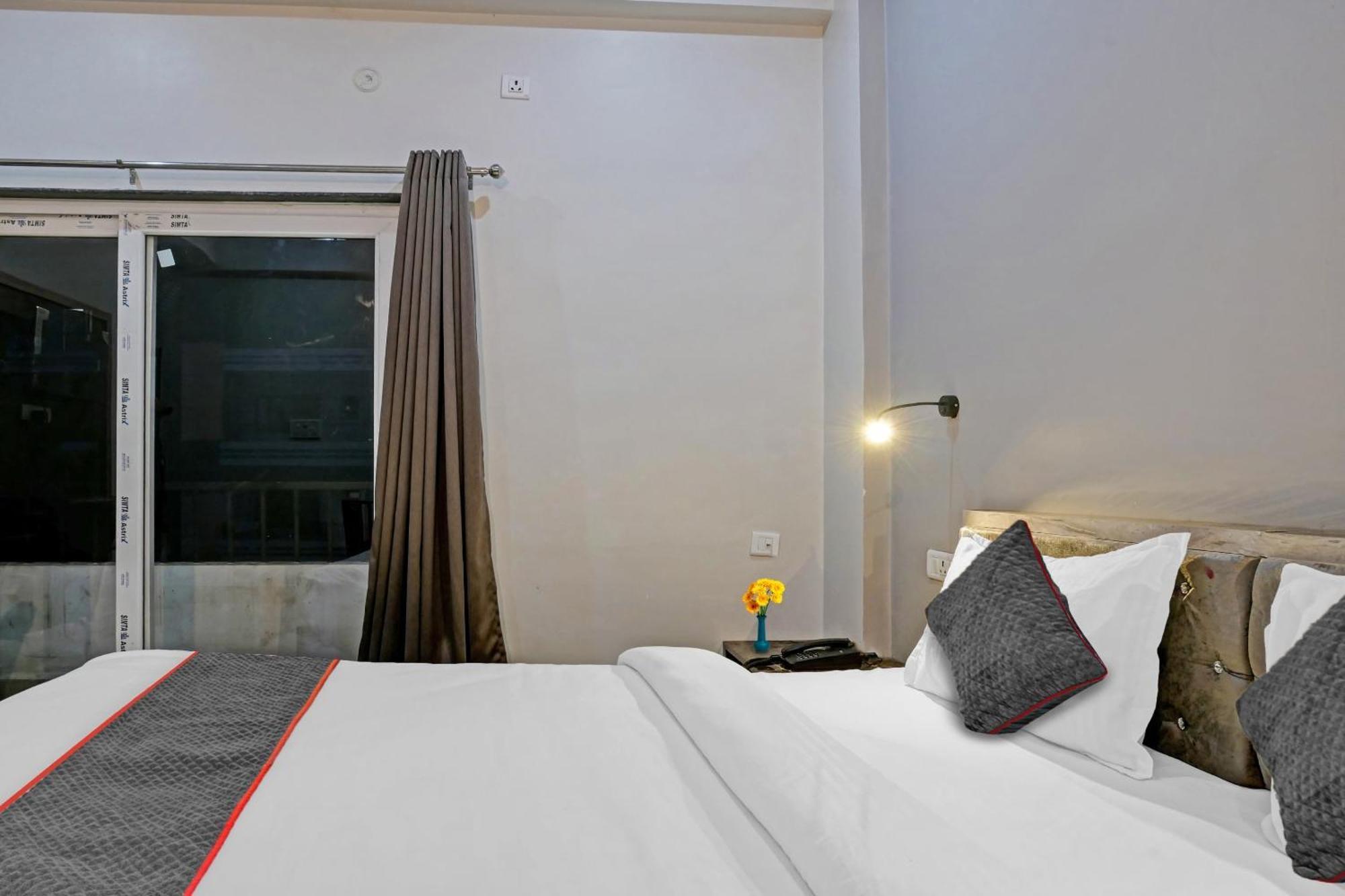 Townhouse Navneeta Grand Hotell Kakarmatha Exteriör bild