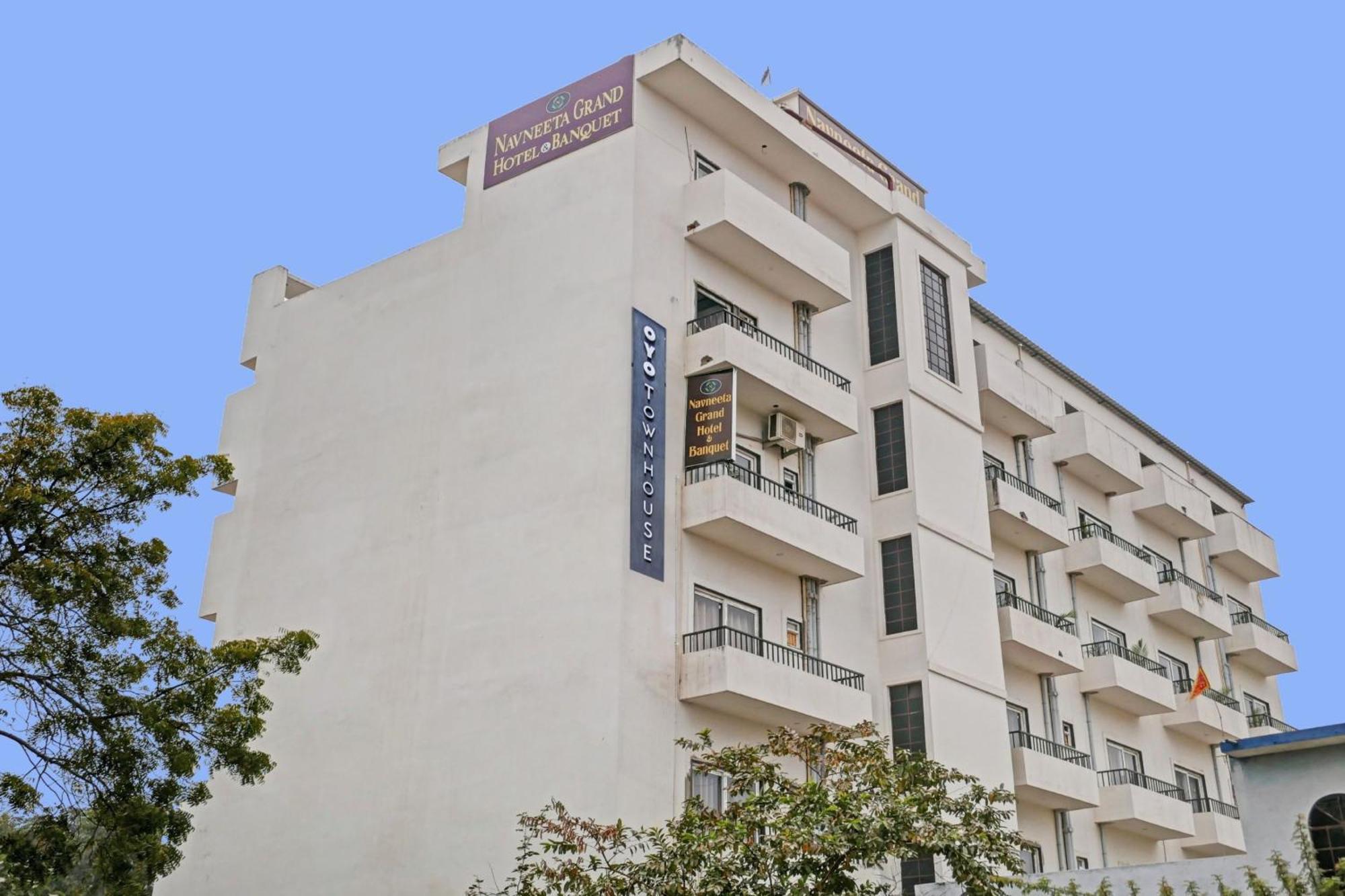 Townhouse Navneeta Grand Hotell Kakarmatha Exteriör bild