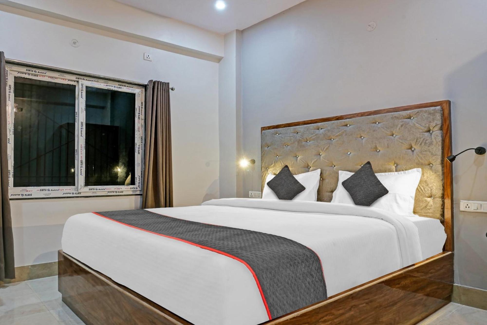 Townhouse Navneeta Grand Hotell Kakarmatha Exteriör bild